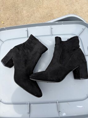 Women's Black Suede Pointed Toe Block Heel Ankle Boots